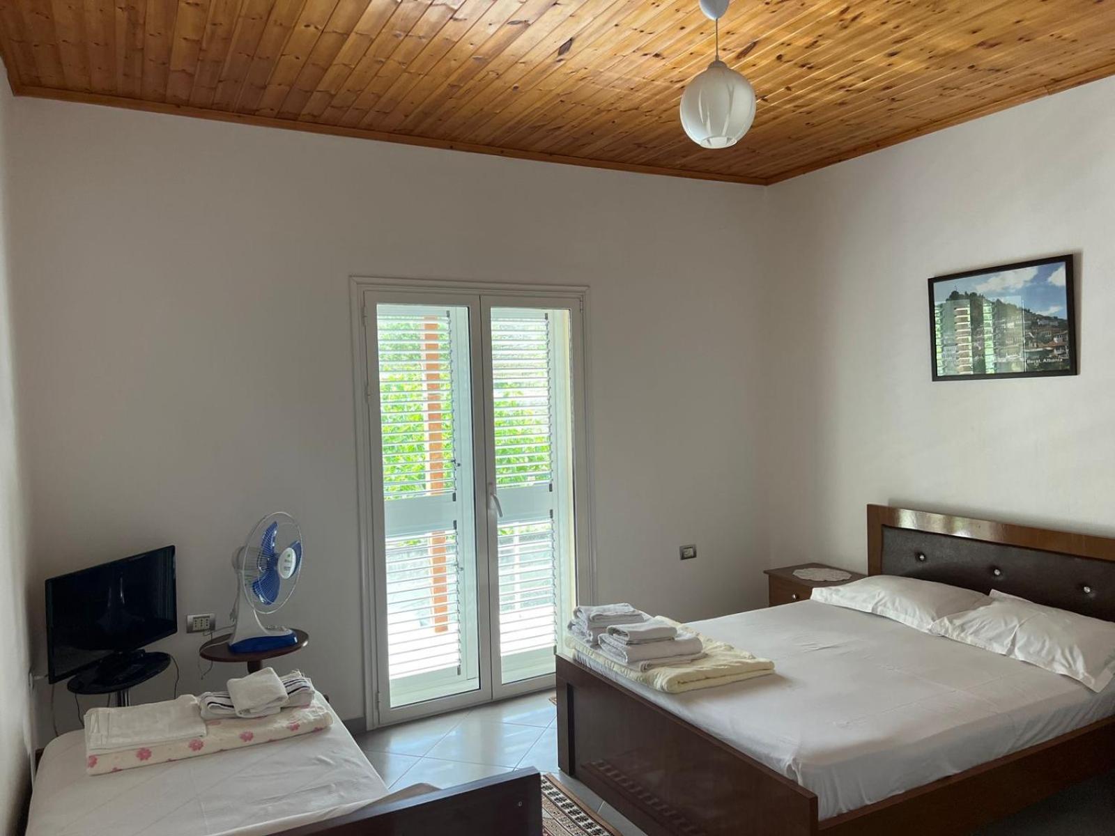 Guest House Emiljos Flamur Berati Exterior foto